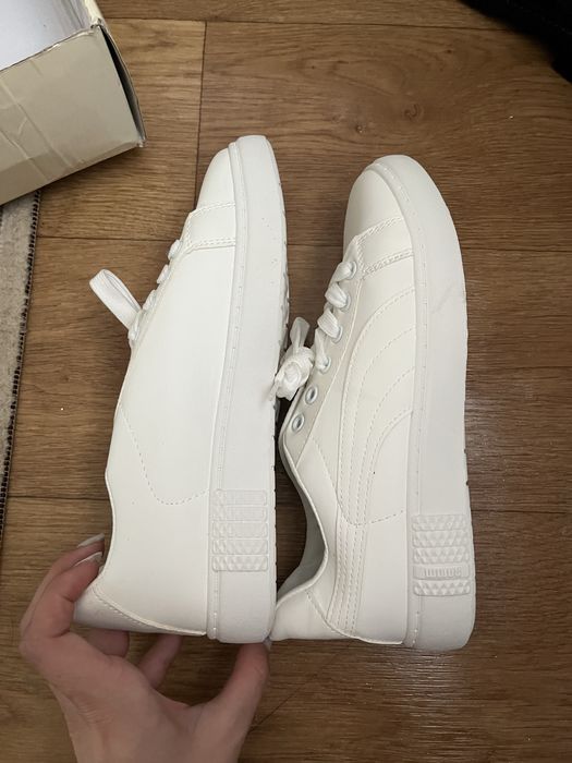 Продам женские белые кроссовки