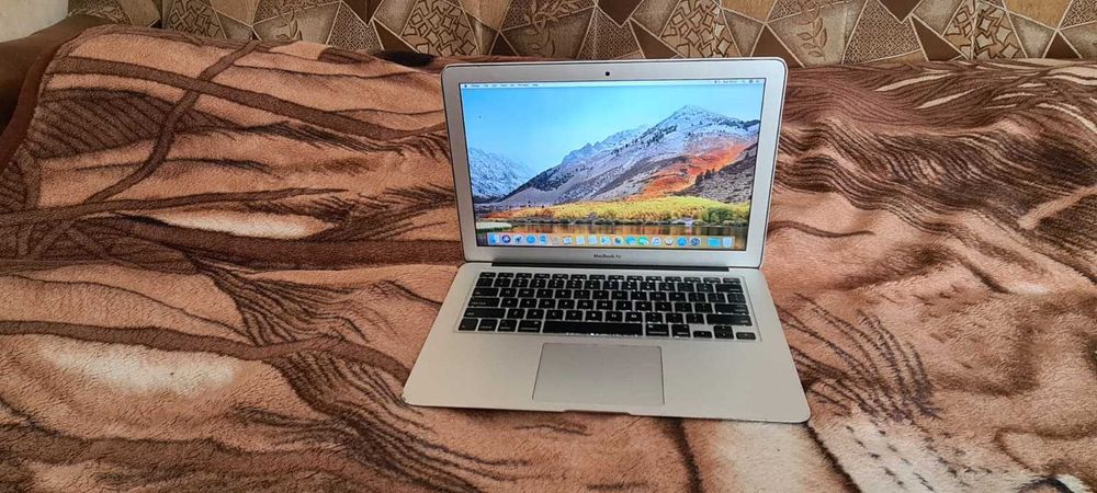 Laptop Apple Macbook Air 13" cu procesor I5,SSD de 240 Gb,4 Gb RAM,stare buna