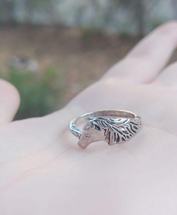 Inel vechi argintiu in forma de cal