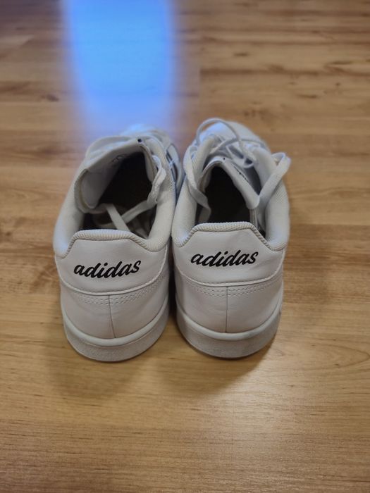 Бели обувки Adidas