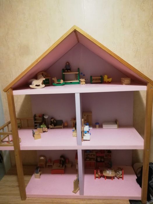 Дървена кукленска къща