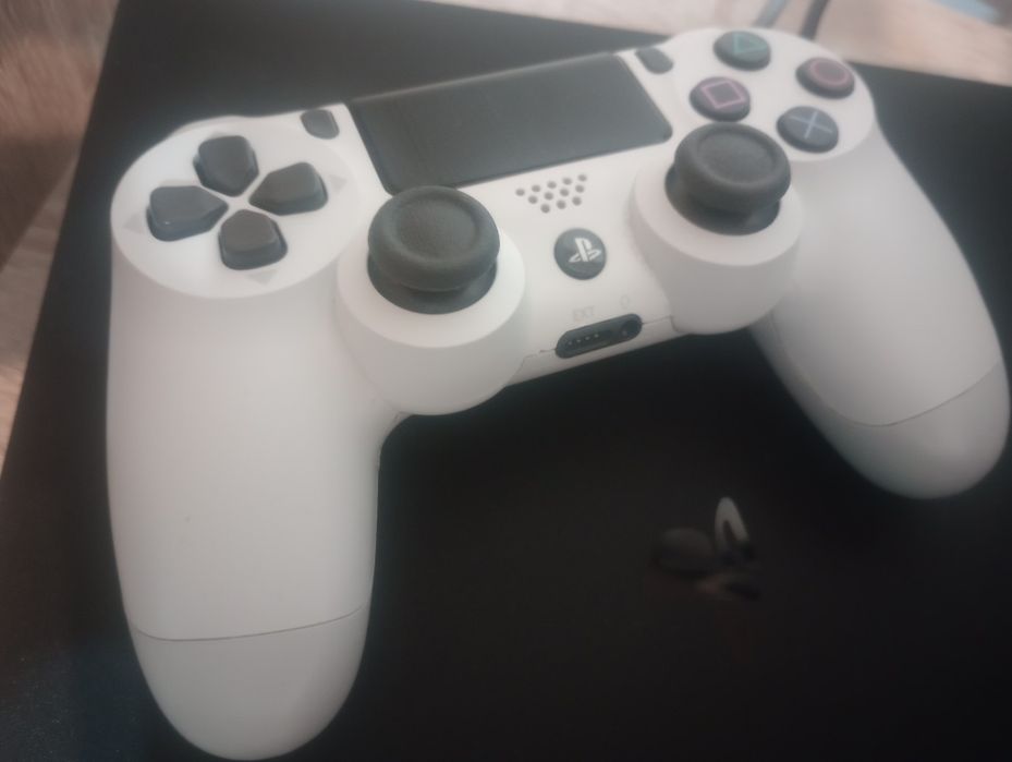 Vând PS4 Pro+două contolere+15 jocuri