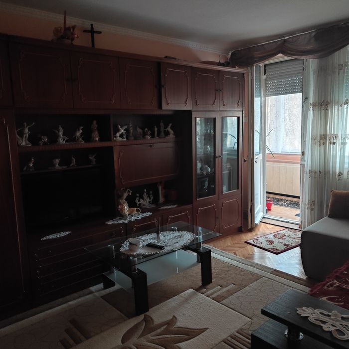 Ofer spre închiriere apartament cu două camere