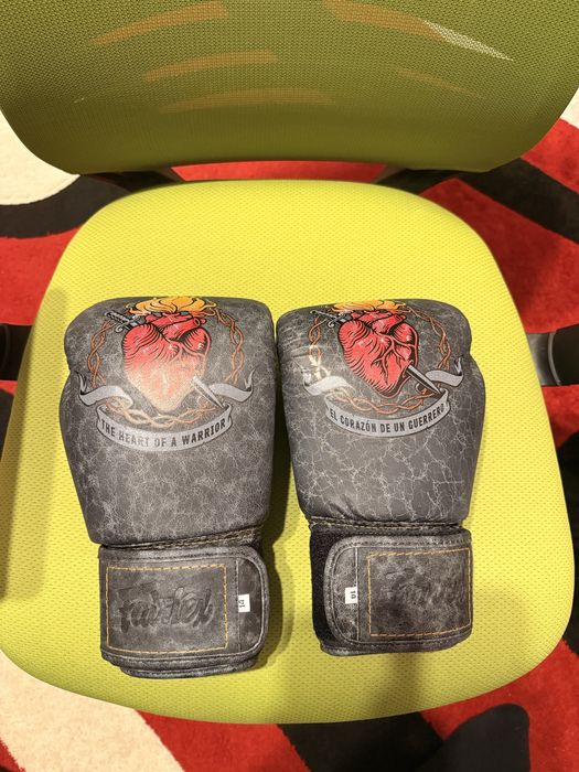 Боксови ръкавици Fairtex - The heart of a warrior