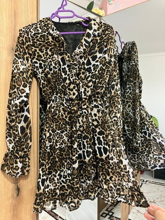 Къса рокля отговаря на С/М размер