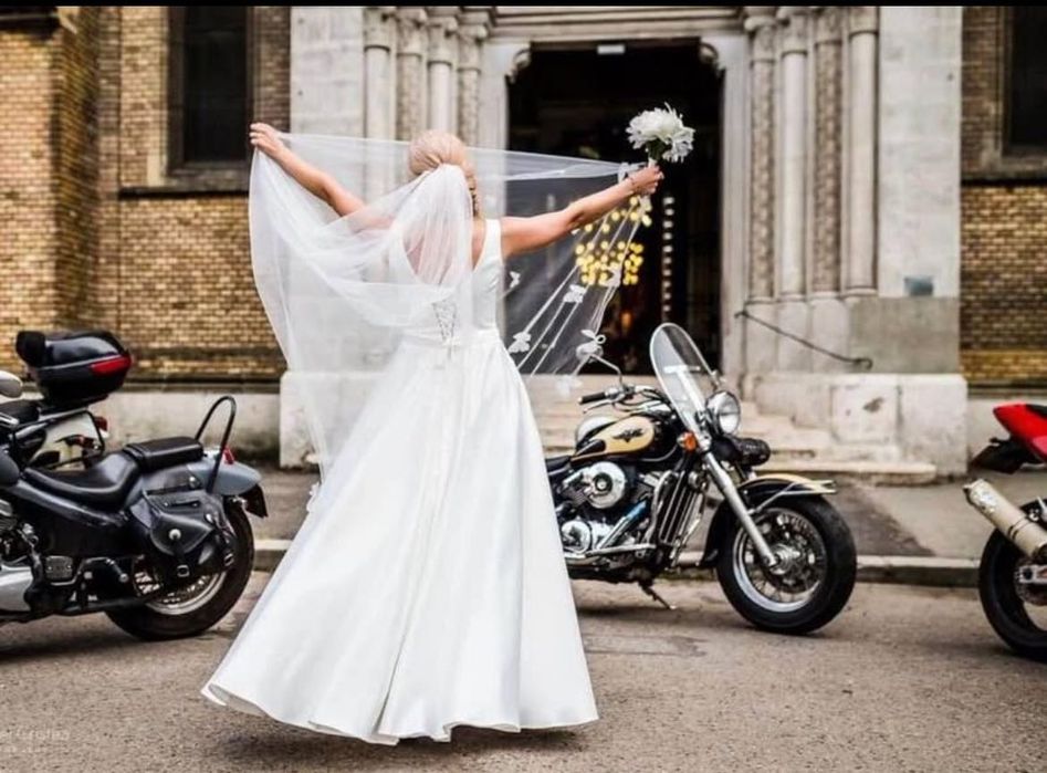 Rochie mireasă+voal+pantofi+buchet crini artificiali