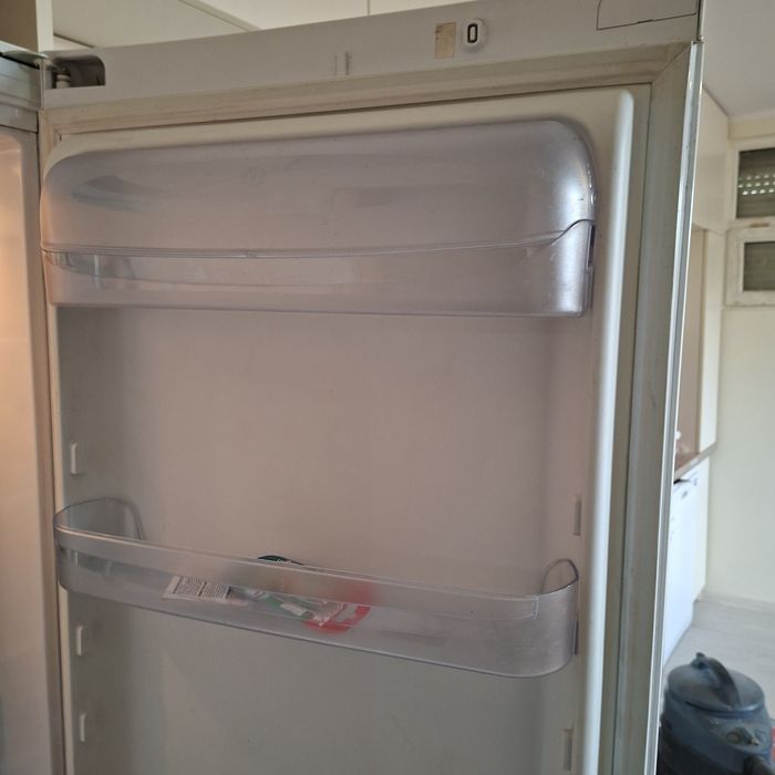 Продавам хладилник с фризер