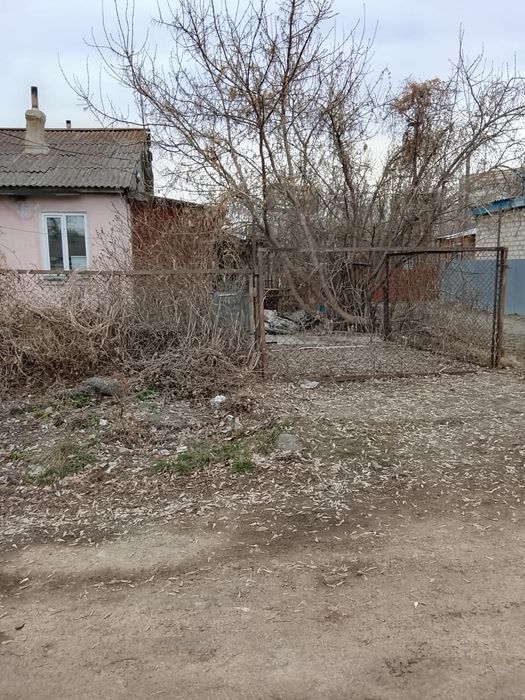 Готовый железный забор.