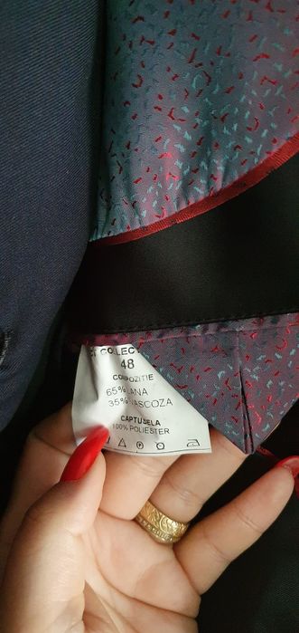 Costum negru cu guler lucios, marimea 48