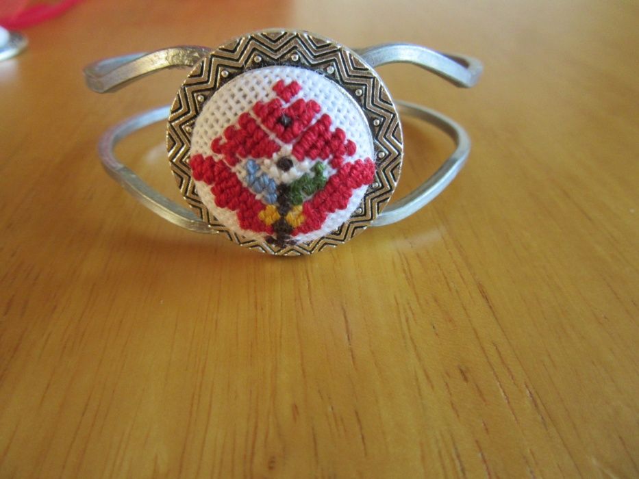 Ръчно бродирана риза и бижута с българска шевица