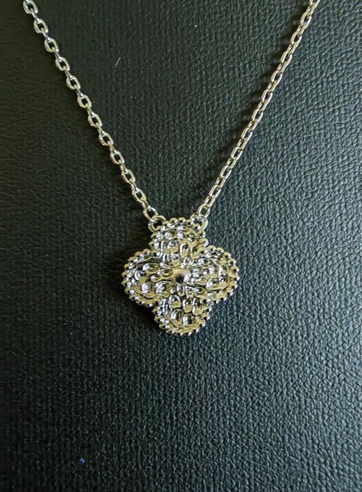 Дамско колие в бяло злато на Van Cleef & Arpels VCA Vintage Alhambra