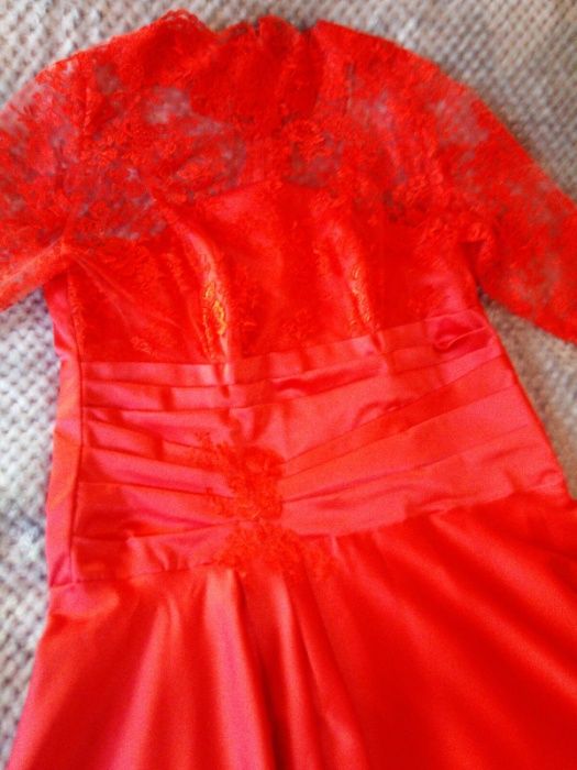 Червена официална рокля