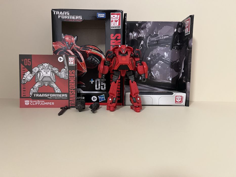 cliffjumper studio series оригинал