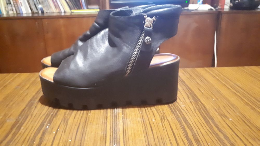 Черни дамски боти-сандали от естествена кожа