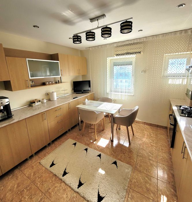 Vând apartament 3 camere, situat pe strada Ecaterina Teodoroiu