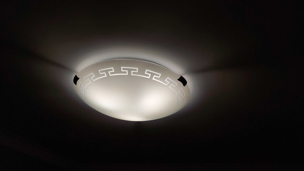 Продам люстры и плафоны