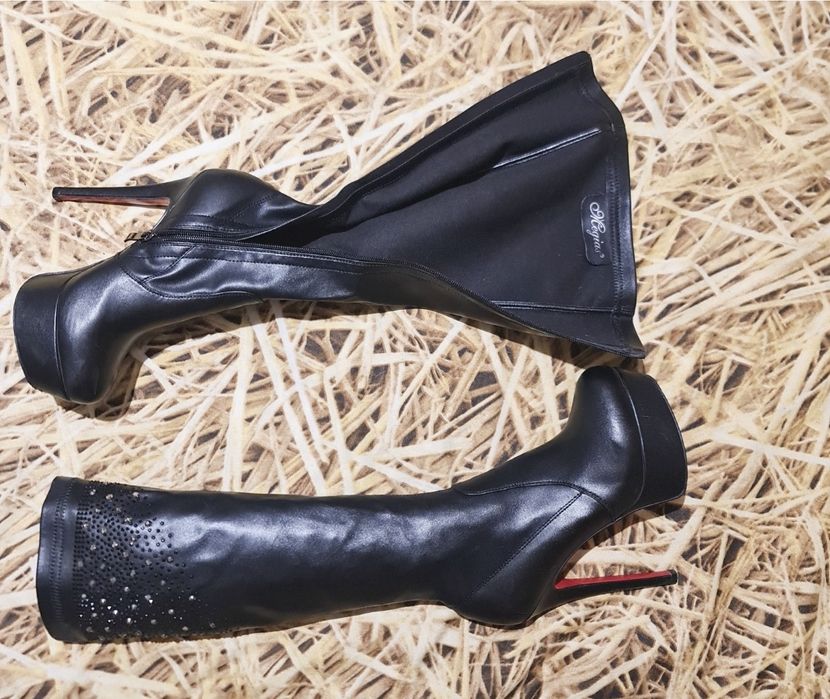 Луксозни дамски ботуши с висок тънък ток и платформа . N: 37