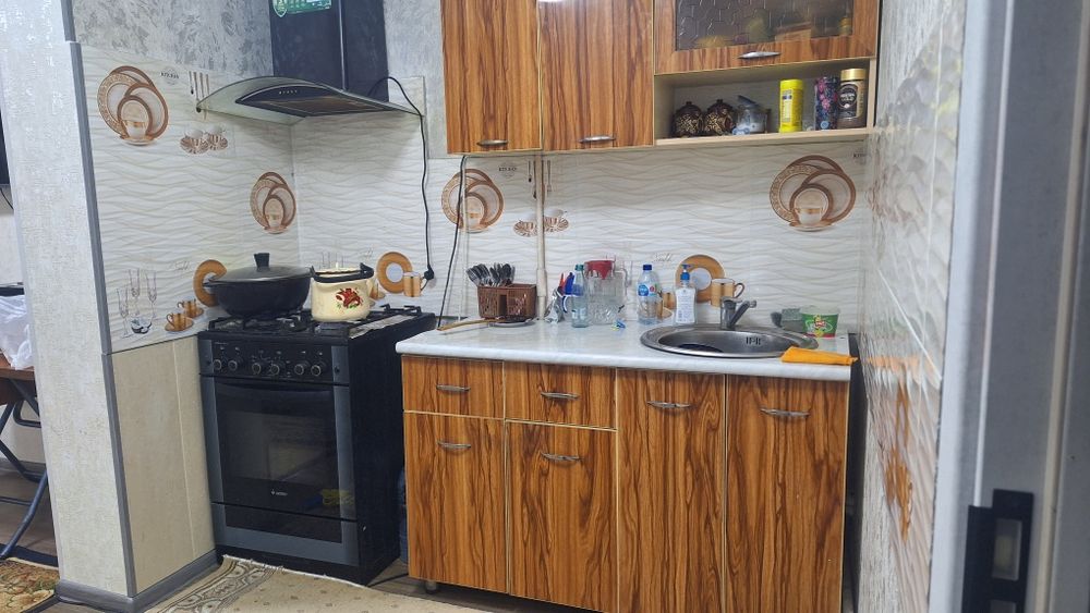 Срочно продаётся 3х комнатна квартира. 8-микрорайон