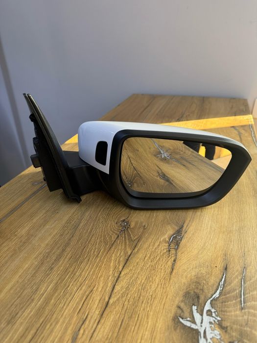 Продаётся боковое зеркало в белом цвете Chevrolet Onix.