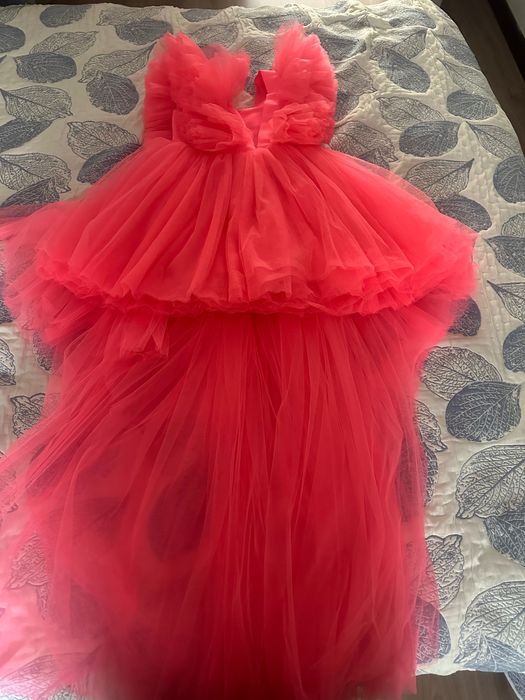 Нарядное пышное платье для девочки со шлейфом