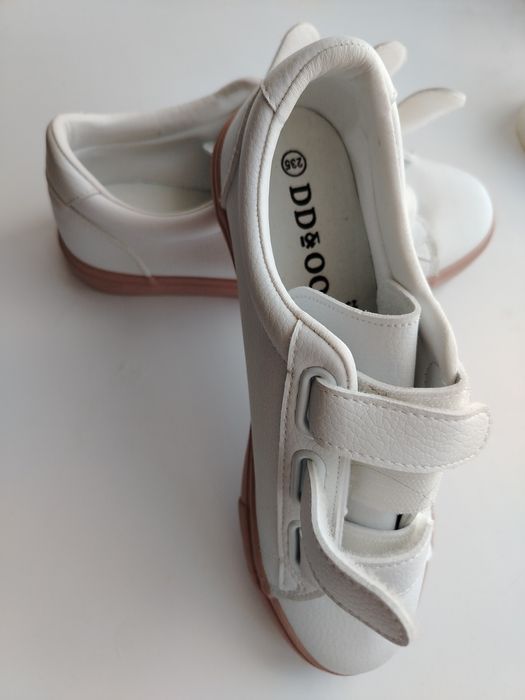 Продам красивые кроссовки.