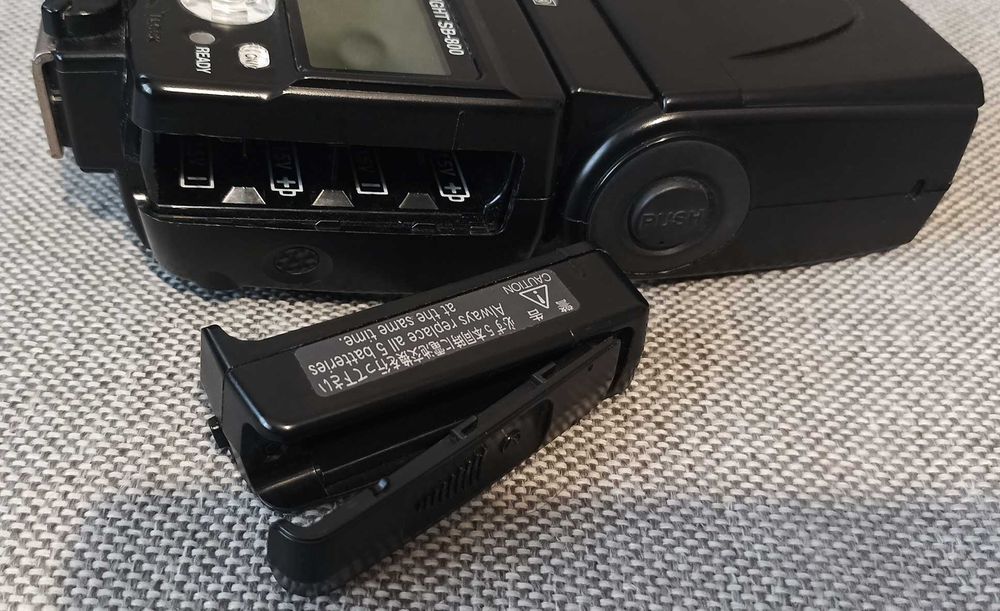 Светкавица Nikon SB-800 + приставката за 5-та батерия + 5 бр. батерии