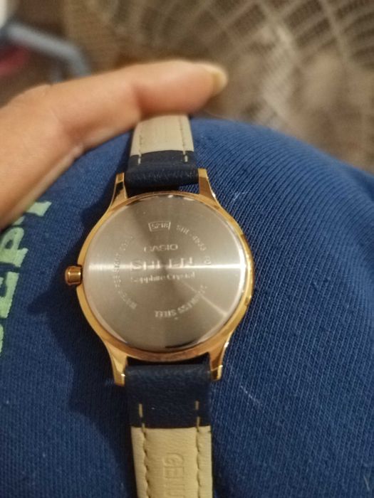 Продавам дамски часовник casio
