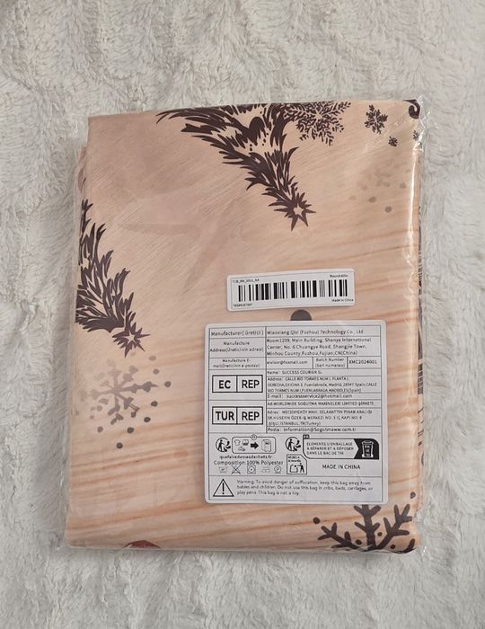 Față de masă de Crăciun - model tradițional, bej cu decorațiuni roșii