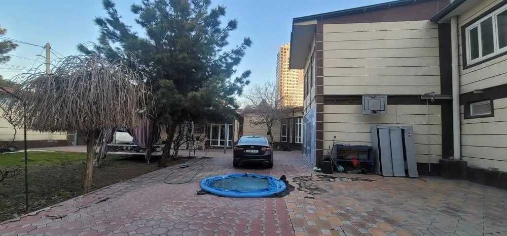 Продаётся большой угловой дом  ул. Ивлева. Можно под гостиницу