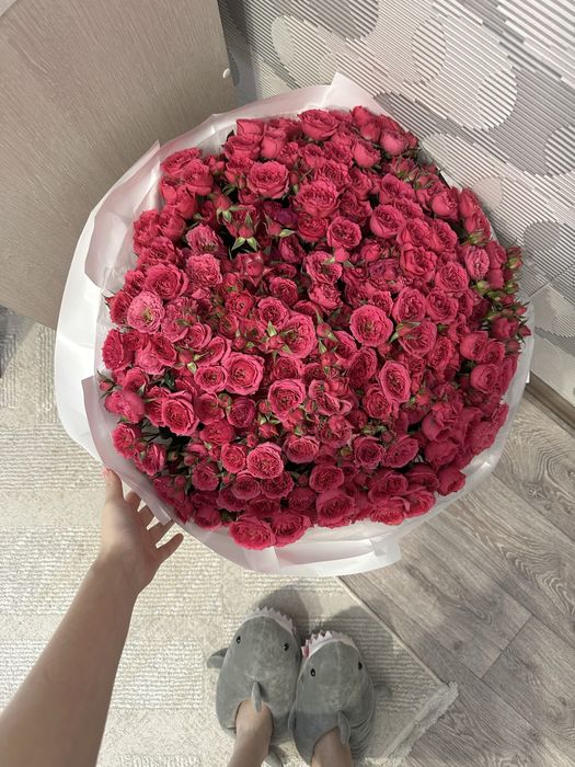 Огромный букет кустовых роз