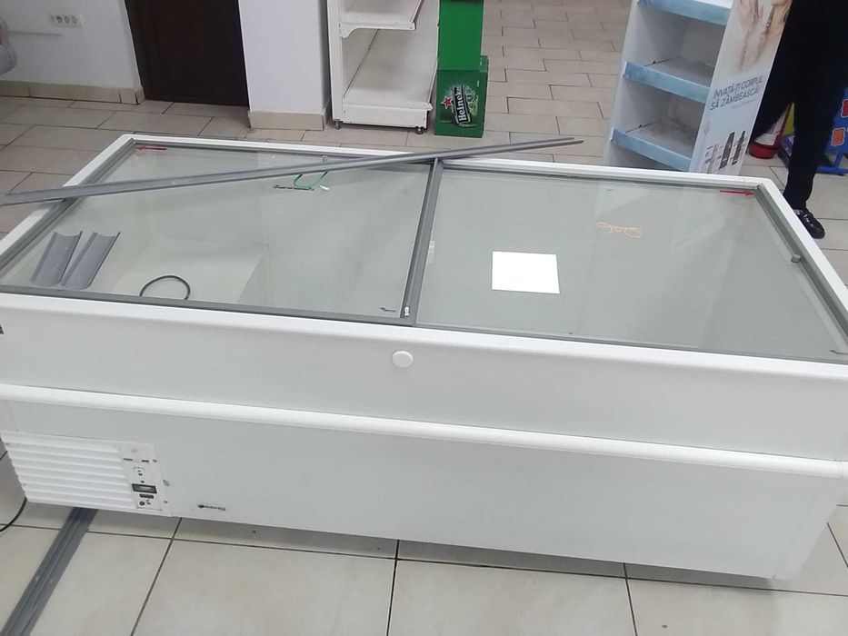 Vand rafturi si vitrine pentru magazin