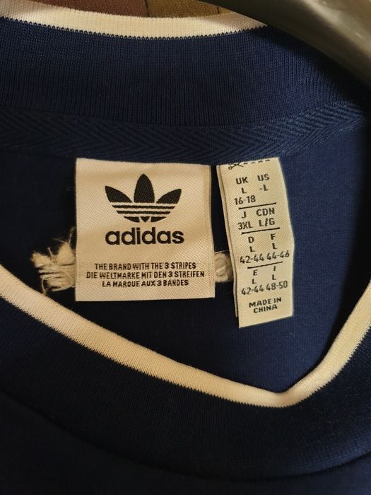 Нов. Дамски оригинален кроп топ.  adidas Originals Graphic Badge Slim 3-Stripes Tee .