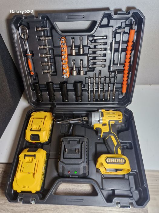 Акмулаторен Безчетков гайковерт KraftWorld с 2 батерии