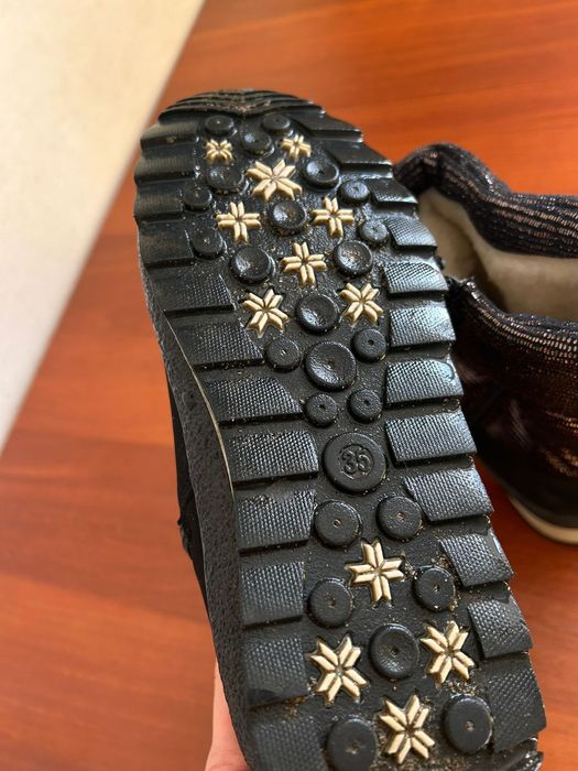 Продам сапожки детские на девочку.