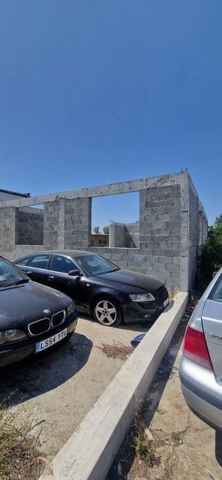 Хале в промишлена зона