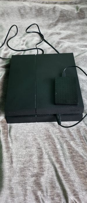Vand PlayStation 4 cu Hard-Disk extern 2TB memorie, 24 de jocuri si 2 controllers