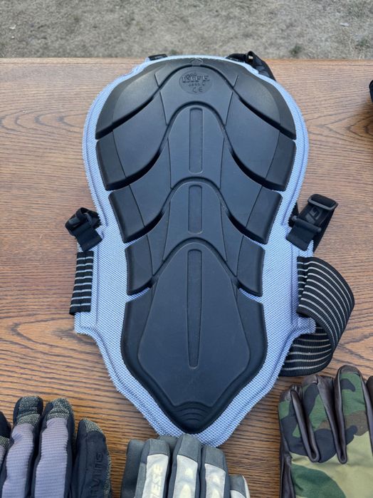 8 perechi Mănuși Moto plus 2 protecții coloana