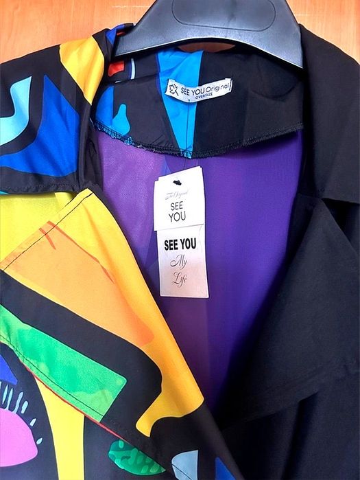 Стильный плащ с арт-принтом