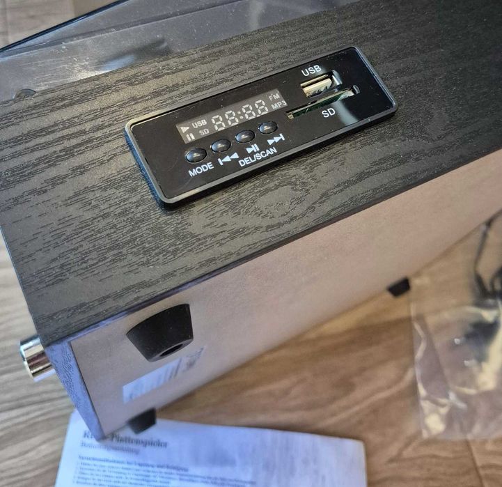 Грамофон TR109-R с ВГРАДЕНА БАТЕРИЯ, FM, Bluetooth, USB, SD слот и говорители