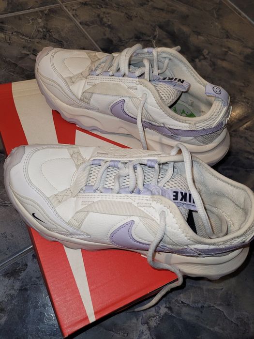 Nike marimea 36.5      2 purtari