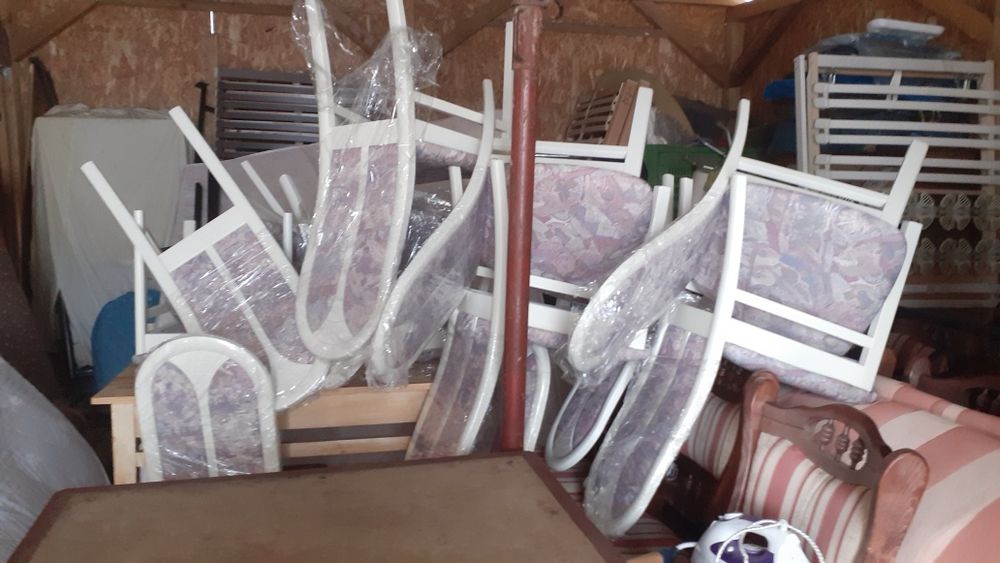 URGENT ,Vând 24 de scaune din lemn masiv