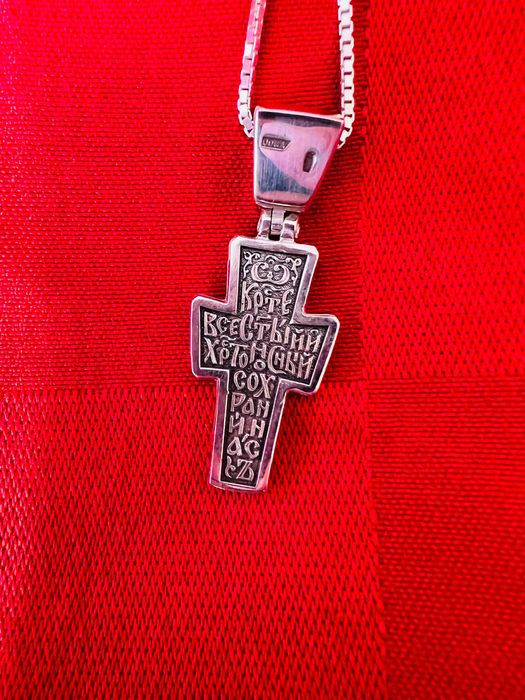 Сребърен кръст със синджирче