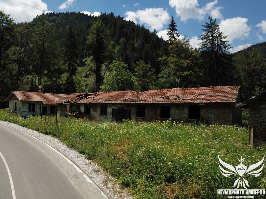 Продавам 3 сгради с парцел 1100кв. с.Здравец общ.Лъки