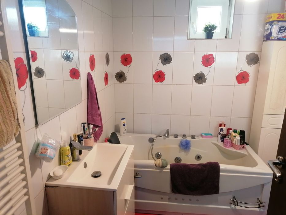 Închiriez casa la curte