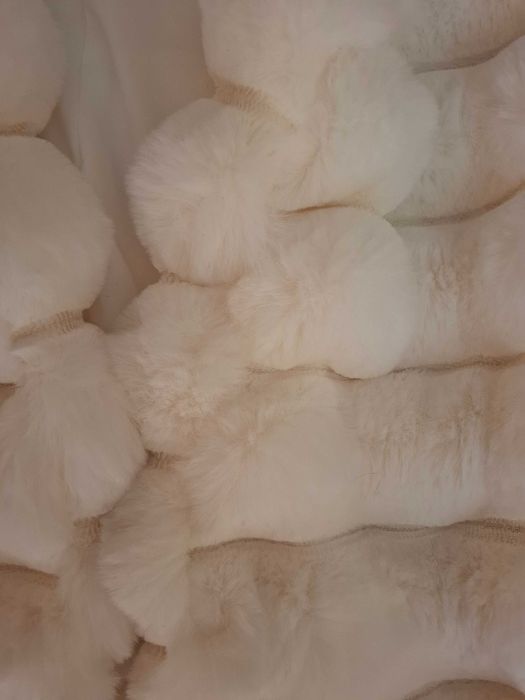 Бяло зимно палто