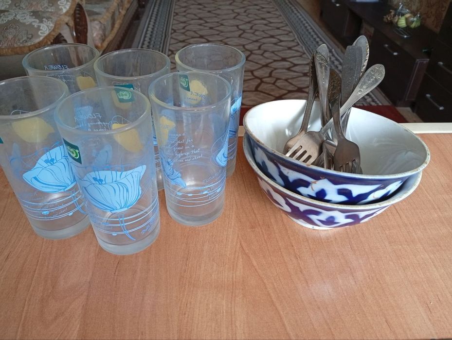 Посуда, в разнобой. Стаканы тарелки.