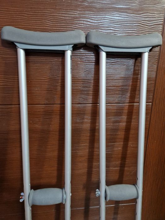 Продавам чистонови патерици и ортеза за фиксация на глезен