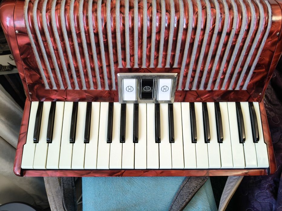 Acordeon Hohner Arietta 72 basi, stare impecabila, compresie foarte buna