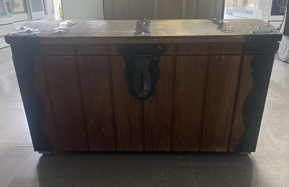 Дървен сандък с метален обков