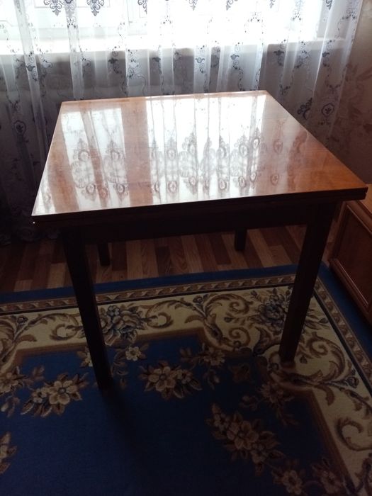 Продам стол раздвижной.